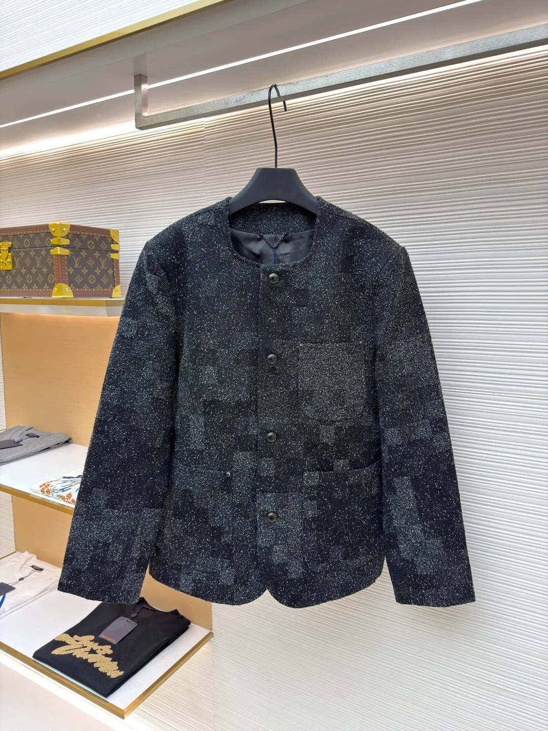 LOUIS VUITTON terry gauze plaid jacket ●Original version: 29100 purchase and development ●Item number: 1681405-D25 ●Fabric: denim fabric ●Technology: embroidery production ●Color: black and gray ●Version: fitted version ●Weight: about 1320 grams ●Size: The collarless design with black buttons is simple and elegant. Many pockets on the body (chest pockets, hem pockets) adopt three-dimensional cutting technology, with crisp bag shapes and neat edges. The plaid pattern is in precise positioning, and every splicing is perfectly matched, reflecting the exquisite tailoring craftsmanship. The fabric has been specially treated to have both stiffness and comfort, giving it a strong three-dimensional feel when worn. From fabric selection to detail sewing, Louis Vuitton's strict requirements for craftsmanship are demonstrated. The classic plaid elements are integrated with modern men's clothing craftsmanship, which not only has brand recognition, but also ensures the quality and fashion sense of wearing. The overall wiring is straight and delicate, the fabric is comfortable and soft, and the color is consistent without color difference. It can be matched with the same style to create a fashionable look and control various occasions. Customized accessories, complete with three standards, same style for men and women!